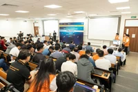 Nhóm sinh viên Trường ĐH Việt Đức giới thiệu dự án tại Vòng bán kết cuộc thi Innoworks năm 2024. Ảnh: BTC.