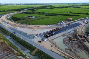 Tuyến cao tốc Châu Đốc – Cần Thơ – Trần Đề được kỳ vọng tạo động lực phát triển mới cho vùng Đồng bằng sông Cửu Long. Ảnh: Tạ Quang.