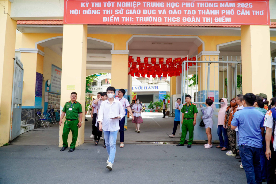 Các chiến sĩ Công an túc trực bảo vệ tại điểm thi. cong-an-can-tho-dam-bao-an-toan-ky-thi-2.jpg
