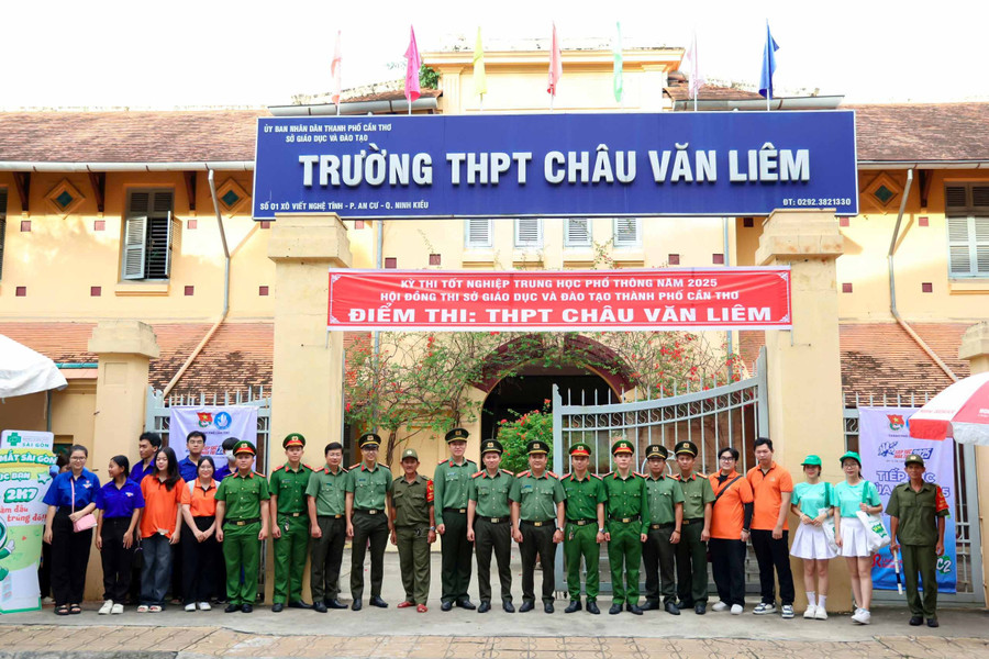 Lực lượng Công an chụp hình lưu niệm kết thúc buổi làm việc tại một điểm thi. cong-an-can-tho-dam-bao-an-toan-ky-thi-6.jpg