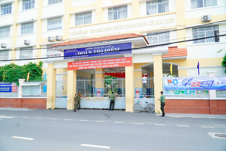 Công an TP Cần Thơ triển khai công tác đảm bảm an ninh trật tự trước điểm thi Trường THCS Đoàn Thị Điểm, quận Ninh Kiều. cong-an-can-tho-dam-bao-an-toan-ky-thi-9.jpg