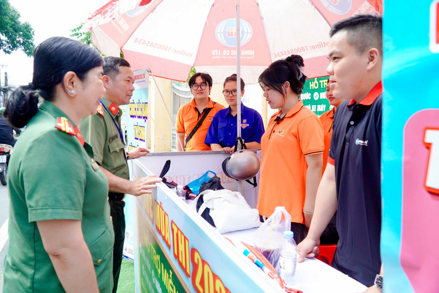 Không chỉ kiểm tra về an ninh trật tự, lượng lượng Công an TP Cần Thơ động viên các lực lượng tình nguyện viên tiếp sức mùa thi. cong-an-can-tho-dam-bao-an-toan-ky-thi-3.jpg