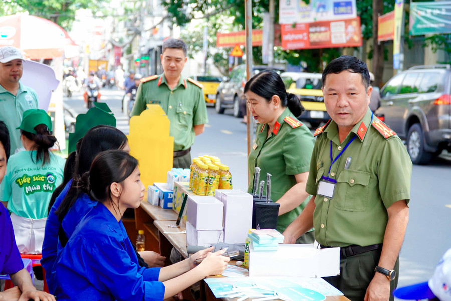 Đoàn kiểm tra tại khu vực bên ngoài điểm thi Trường THPT Châu Văn Liêm, quận Ninh Kiều sáng 27/6. cong-an-can-tho-dam-bao-an-toan-ky-thi-4.jpg
