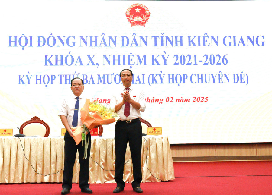 Ông Lâm Minh Thành, Phó Bí thư Thường trực Tỉnh ủy, Chủ tịch HĐND tỉnh Kiên Giang tặng hoa chúc mừng ông Nguyễn Thanh Phong.