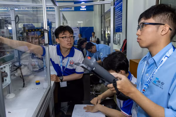 Sinh viên tham gia cuộc thi lĩnh vực Robot, Điều khiển và Tự động hóa do Trường Đại học Công nghệ Kỹ thuật TPHCM tổ chức năm 2026. Ảnh: UTE.