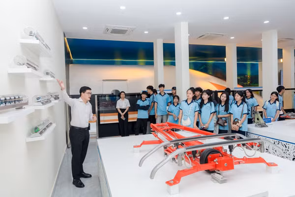 Học sinh tham quan phòng mô phỏng điều khiển và khai thác đường sắt tốc độ cao tại Trường Đại học Giao thông vận tải TPHCM. Ảnh: UTH.