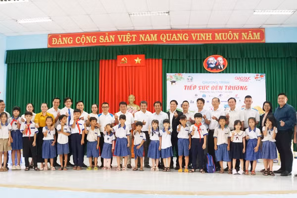 Đại biểu và các học sinh tại chương trình “Tiếp sức đến trường” năm học 2026-2027, sáng 31/7. Ảnh: Mạnh Tùng.