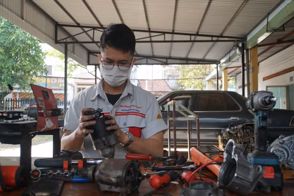 Sinh viên Trường Cao đẳng Đại Việt Sài Gòn trong giờ thực hành kỹ thuật ôtô. Ảnh: M.Tùng