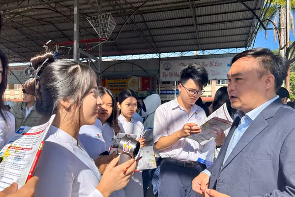 Hoạt động tư vấn tuyển sinh năm 2026 của Trường Đại học Ngân hàng TPHCM. Ảnh: HUB.