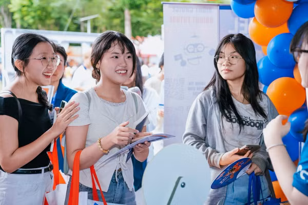 Thí sinh tìm hiểu thông tin tuyển sinh của Trường Đại học Kinh tế - Luật (Đại học Quốc gia TPHCM). Ảnh: UEL.