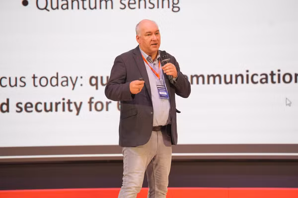 GS.TS Miroslav Voznak, Đại học kỹ thuật Ostrava (Cộng hòa Séc), diễn giả chính tại hội thảo trình bày tham luận với chủ đề "Quantum Technologies in 6G Networks: Opportunities and Challenges".