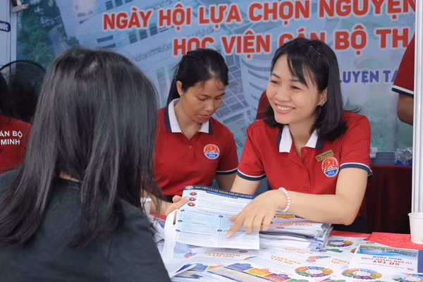Hoạt động tư vấn tuyển sinh năm 2026 của Học viện Cán bộ TPHCM. 