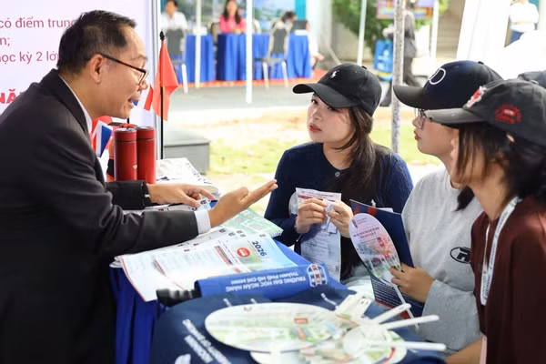 Hoạt động tư vấn tuyển sinh năm 2026 của Trường Đại học Ngân hàng TPHCM