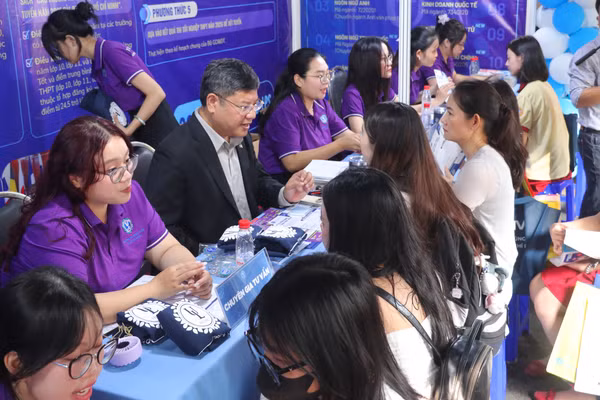 Hoạt động tư vấn tuyển sinh năm 2026 của Trường Đại học Luật TPHCM.
