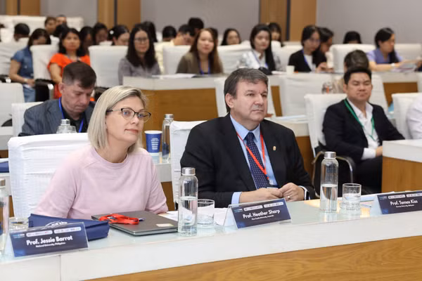 Hội thảo ICALLE 2026 quy tụ gần 200 nhà khoa học, giảng viên, chuyên gia giáo dục, nghiên cứu sinh, học viên sau đại học. Ảnh: UEH.