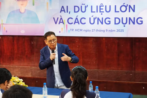 GS Dương Nguyên Vũ trình bày bài nói chuyện đại chúng. Ảnh: Mạnh Tùng