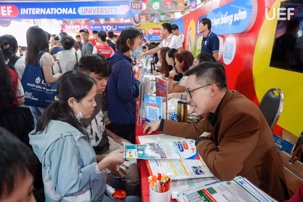 Hoạt động tư vấn tuyển sinh năm 2026 của Trường Đại học Kinh tế - Tài chính TPHCM (UEF).