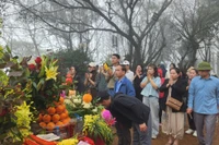 Đông đảo du khách về huyệt đạo Am Tiên trong ngày "mở cổng trời".