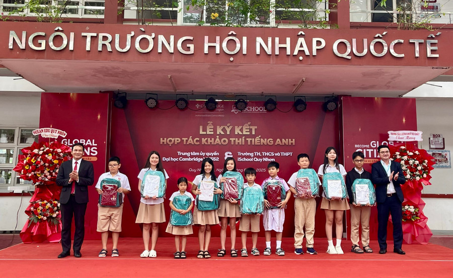 Học sinh đạt thành tích xuất sắc ở môn Tiếng Anh được khen thưởng. z6949514299791-a152381ae8a68b39c3833fd908cdccbd.jpg