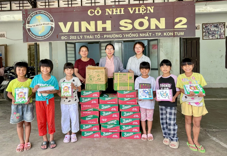 Những phần quà động viên, khích lệ mảnh đời kém may mắn. Ảnh: Dung Nguyễn. z6842335481114-d317270398571a5472f17ddac1817e65.jpg