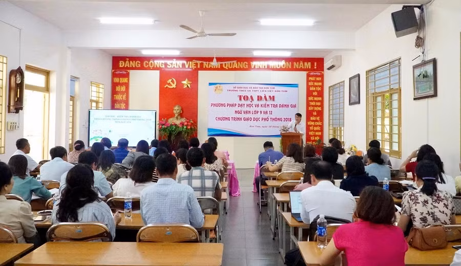 Tọa đàm “Phương pháp dạy học và kiểm tra đánh giá Ngữ văn lớp 9 và 12 Chương trình GDPT 2018”.