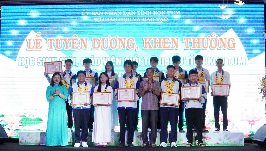Khen thưởng những học sinh đạt thành tích trong Kỳ thi chọn học sinh giỏi quốc gia THPT năm học 2024-2025. z6630179689643-5a76495f4ef024d7ad1bc5ad1c26e726.jpg