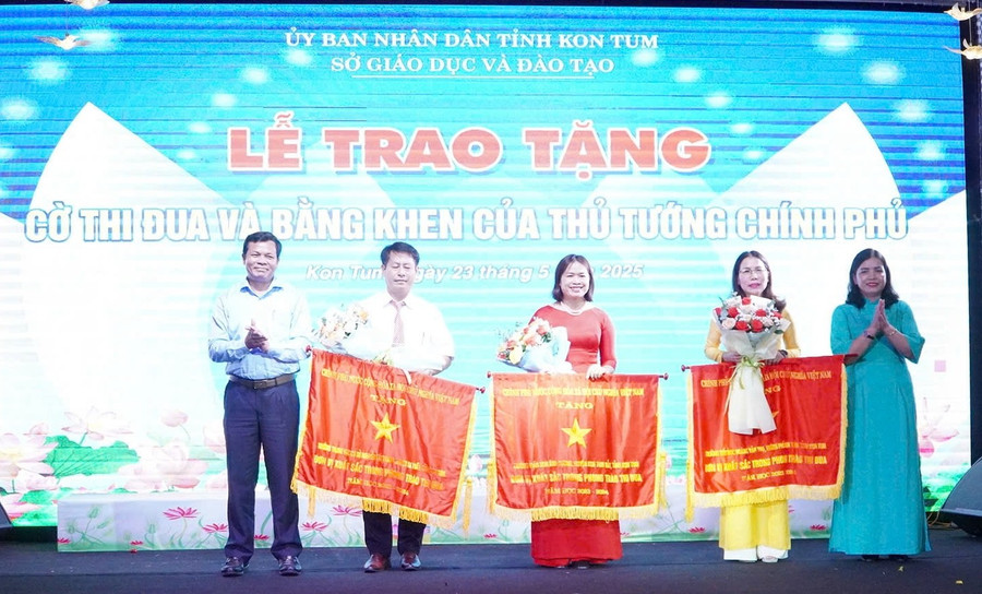 3 tập thể nhận Cờ Thi đua của Thủ tướng Chính phủ. z6630179793234-6ab6942944646298f2bcbee6a55312cc.jpg