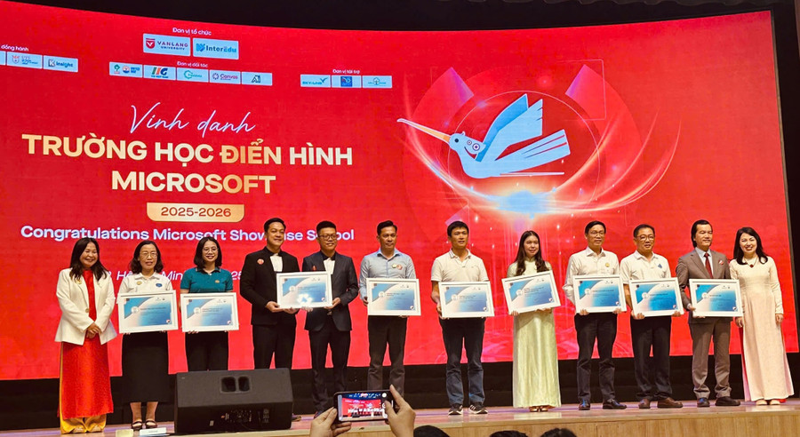 Ông Phạm Đức Phước (thứ 4 từ phải sang) nhận danh hiệu“Trường học Ươm tạo” (Incubator School) từ Microsoft. z7154173271769-67b6521877022d088c989865f9b5c40c.jpg