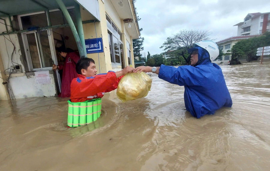 Thầy, cô thành "người vận chuyển" mang nhu yếu phẩm đến hỗ trợ sinh viên bị mắc kẹt ở ký túc xá.