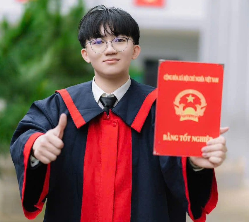 Trịnh Phan Nguyên đạt 2 điểm 10 môn Toán và Vật lí. Ảnh: NVCC. 519963720-740728621831885-1002136110641262182-n.jpg