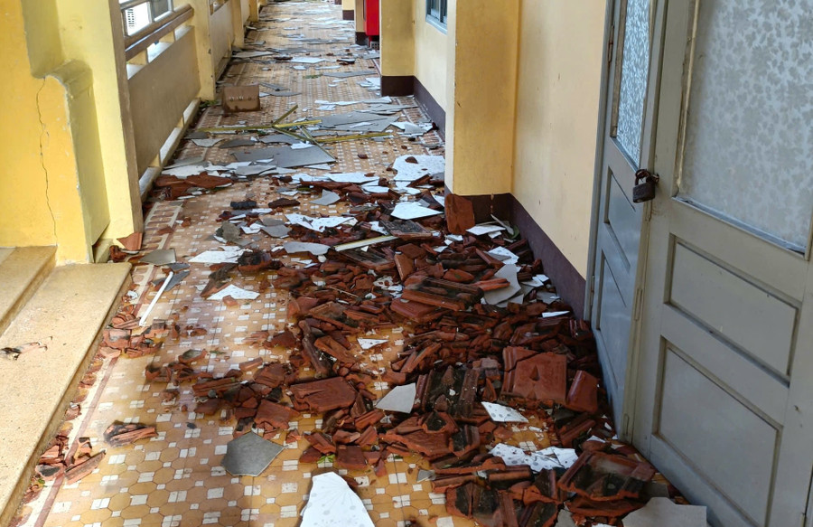 Gạch, ngói bị rơi vỡ do sức mạnh của bão. z7204732190829-507153b6f1a6739b89c4f79115d5af81.jpg