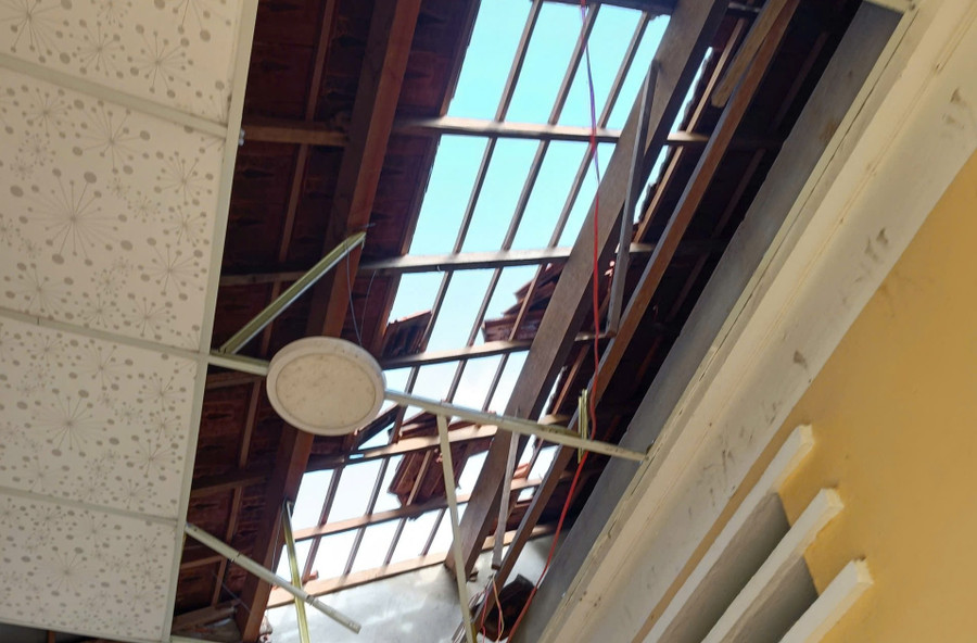 Nhiều ngói bị rơi vỡ, chỉ còn trơ lại khung trên mái các phòng học. z7204732172902-29b2cd8821a3a02886955e8aa83a9f5d.jpg