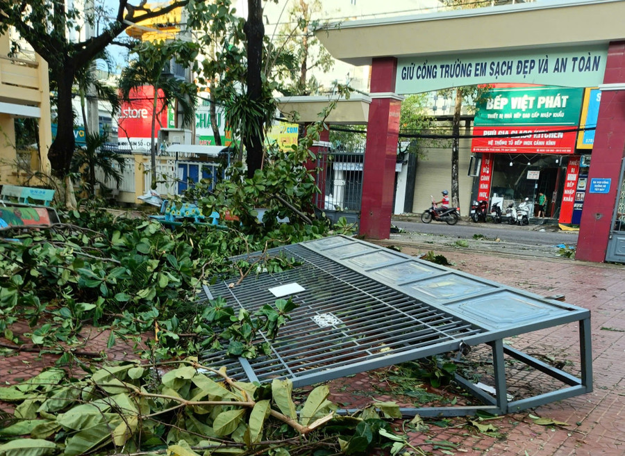 Cổng trường bị đổ sập, sức gió kéo văng xa hàng chục mét. z7204732200115-ccb621163f00f07c4a2bdeaa47c8bd94.jpg