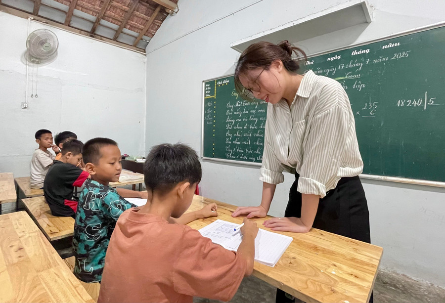 Em Trần Anh Thư cùng mẹ đến cô nhi viện để chia sẻ yêu thương. z6842338964657-e6c5e2a5ad75f726489d0de6d3a9d43e.jpg