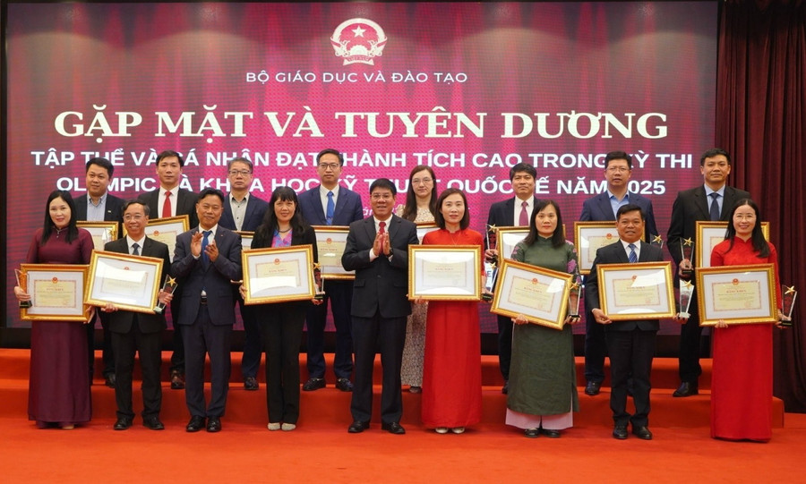 Ông Huỳnh Lê Minh, Hiệu trưởng Trường THPT chuyên Lê Quý Đôn (hàng đầu, thứ 2 từ phải sang) nhận Bằng khen từ Bộ GD&ĐT.