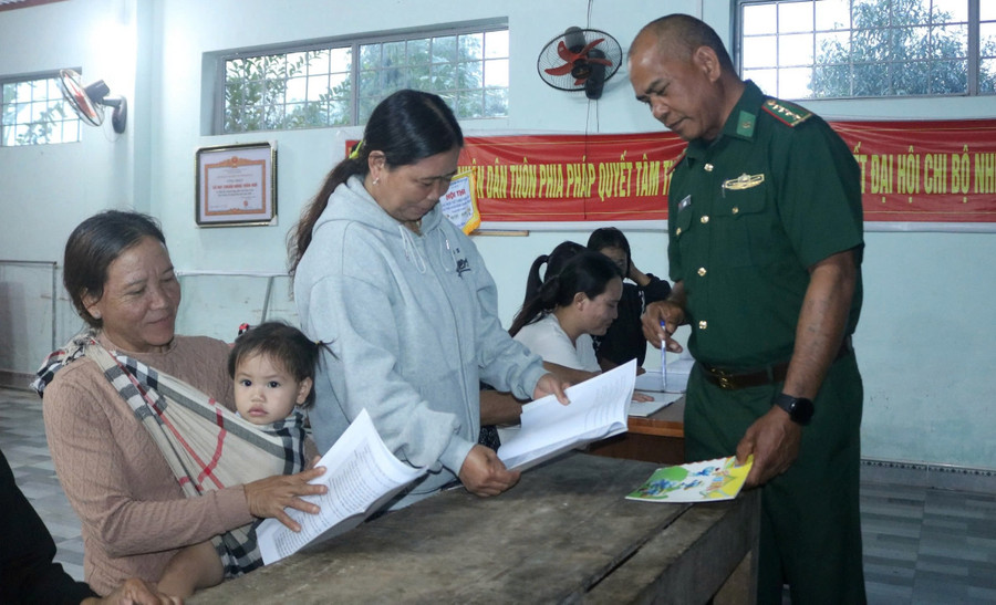 Bên cạnh dạy chữ, Đại úy A Bừng còn tuyên truyền pháp luật, chia sẻ những câu chuyện thường ngày để bà con dễ tiếp thu kiến thức. z7314453200386-af23457718e01f4bfd07c85f3a0f0b14.jpg