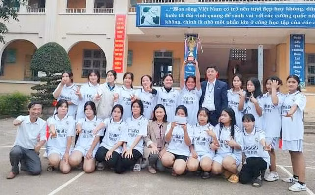 Thầy Bùi Văn Quế trao quyết định kết nạp Đảng viên cho học sinh.