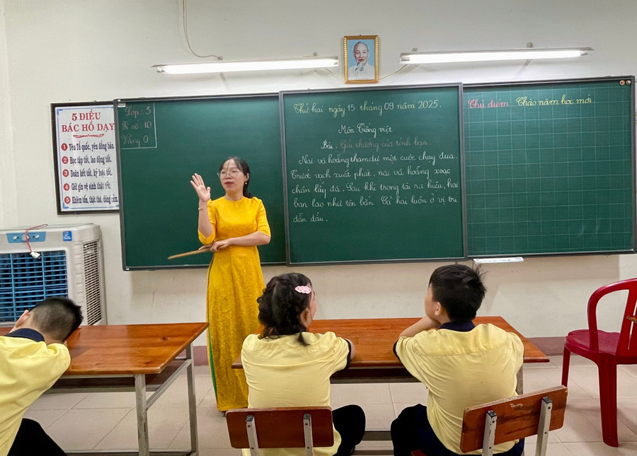Cô Nguyễn Thị Anh Thư luôn ân cần, cho trẻ cảm nhận được tình thương, bớt tủi thân. z7037289855486-df8ba03c1e724a7c9831e42e4f8f9c71.jpg