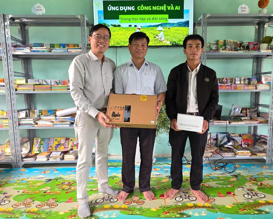 Ông Phạm Đức Phước trao tặng máy tính xách tay, 3 máy tính bảng cho Thư viện cộng đồng thôn Long Năng. z7082689430942-1c590a607fd317d703b0eb48d9300c3c.jpg