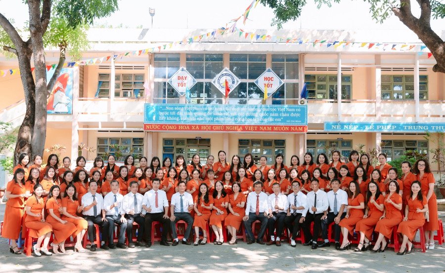 Tập thể cán bộ, giáo viên Trường THCS Nguyễn Sinh Sắc.