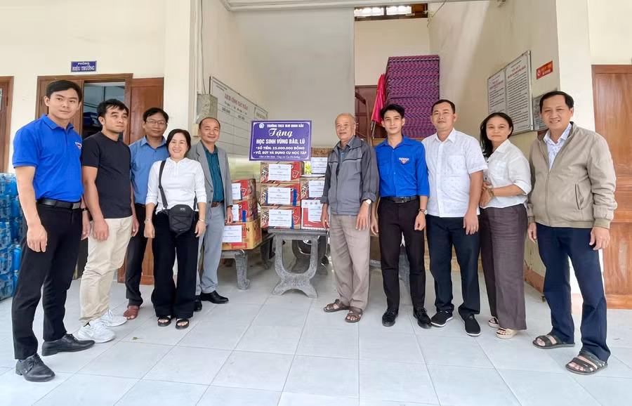 Trường THCS Tam Quan Bắc sẻ chia khó khăn, mất mát sau bão lũ đến thầy và trò Trường THCS Nhơn Bình.