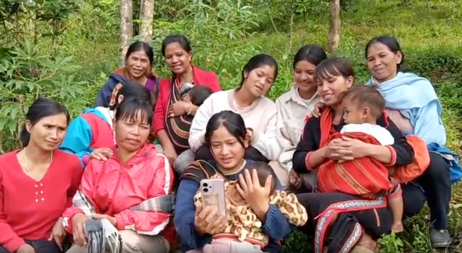 Người dân tranh thủ thời gian trên rẫy xem bài học trên kênh "Bình dân học vụ".