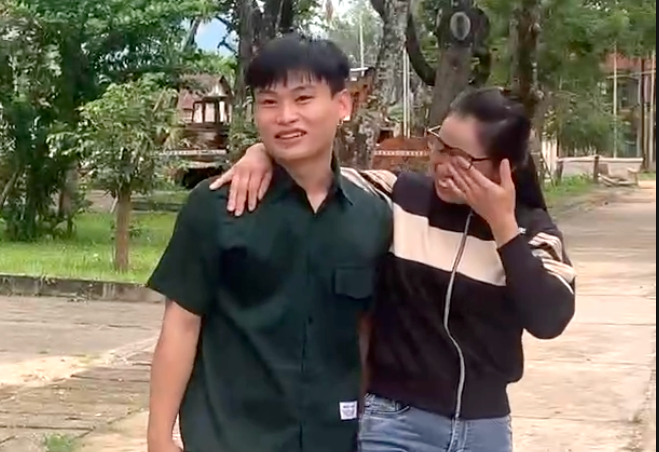 Chị Hường chia sẻ niềm vui với con sau khi kết thúc bài thi môn Ngữ văn. Ảnh: Dung Nguyễn. anh-man-hinh-2025-06-26-luc-121125.png