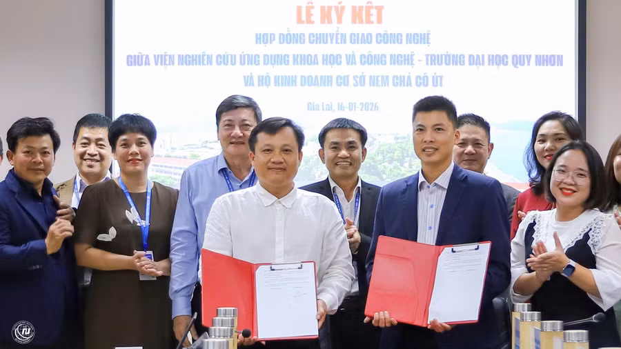 Viện Nghiên cứu Ứng dụng Khoa học và Công nghệ ký kết hợp đồng chuyển giao công nghệ với hộ kinh doanh.