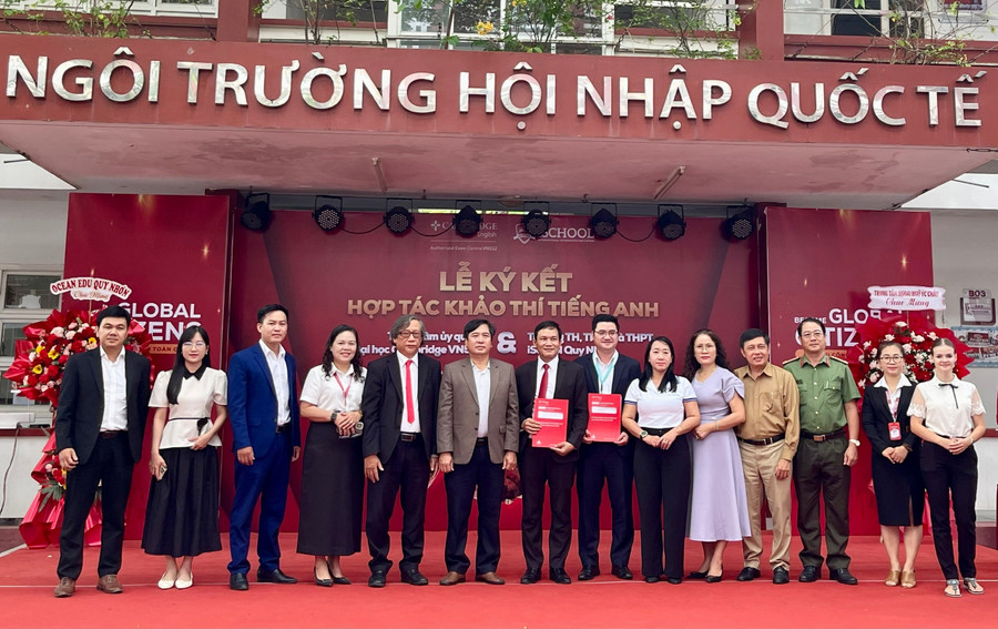 Các đại biểu chụp hình lưu niệm. z6949523159005-c19ff27d5703238ffadfab609736ad01.jpg