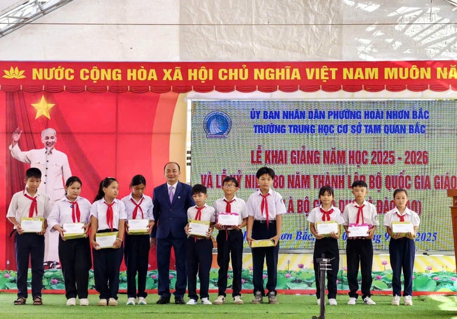 Ông Trịnh Văn Siêm, Hiệu trưởng Trường THCS Tam Quan Bắc trao học bổng cho học sinh nghèo, vượt khó, học giỏi.