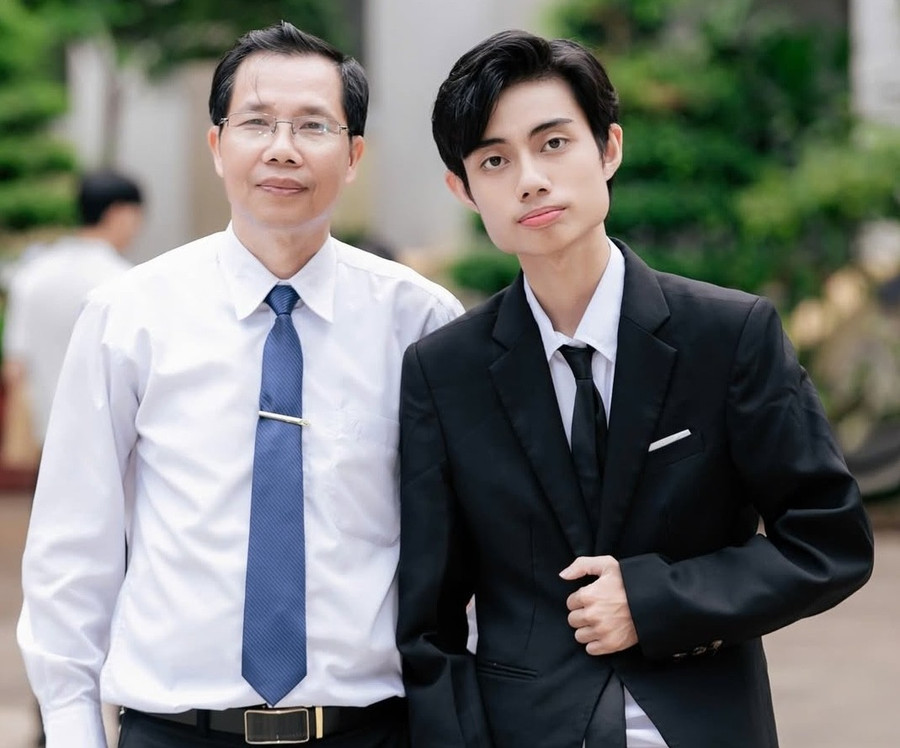 Em Bùi Thanh Lâm (bên phải) không học lớp chuyên, cũng không tham gia đội tuyển học sinh giỏi nhưng vẫn đạt điểm 10 môn Tiếng Anh. Ảnh: NVCC. 518305282-1399296482195756-7808032847930471163-n.jpg