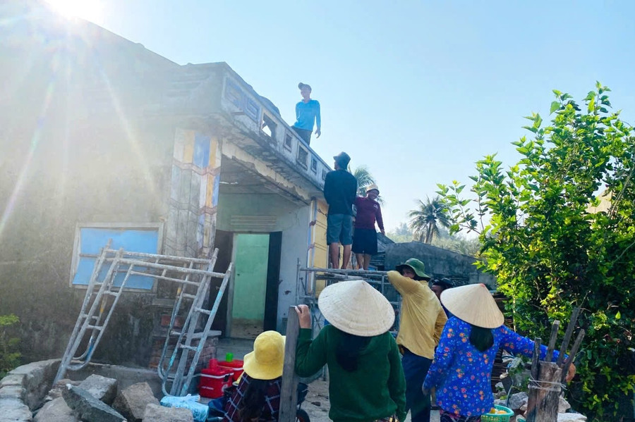Chính quyền, người dân xã Nhơn Châu đồng sức, đồng lòng hỗ trợ người nghèo. z7026645350300-ac0339c34229f339a3e7b14832580a8c.jpg