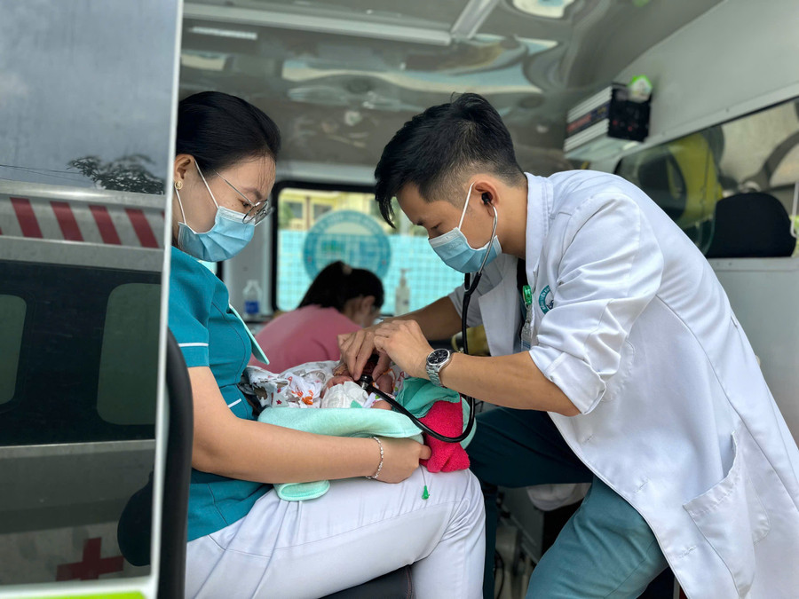 Bệnh viện Đại học Y Dược-Hoàng Anh Gia Lai vượt hơn 100km cứu sống bé sơ sinh 35 tuần tuổi người Lào bị suy hô hấp.