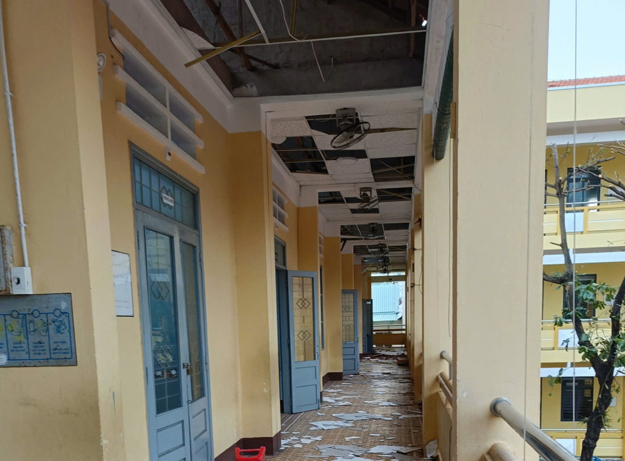 Tôn, la phông Trường Tiểu học Ngô Mây hư hỏng nặng. z7204739675790-cd9b4683fe3126f2f3a9924ba47191ef.jpg